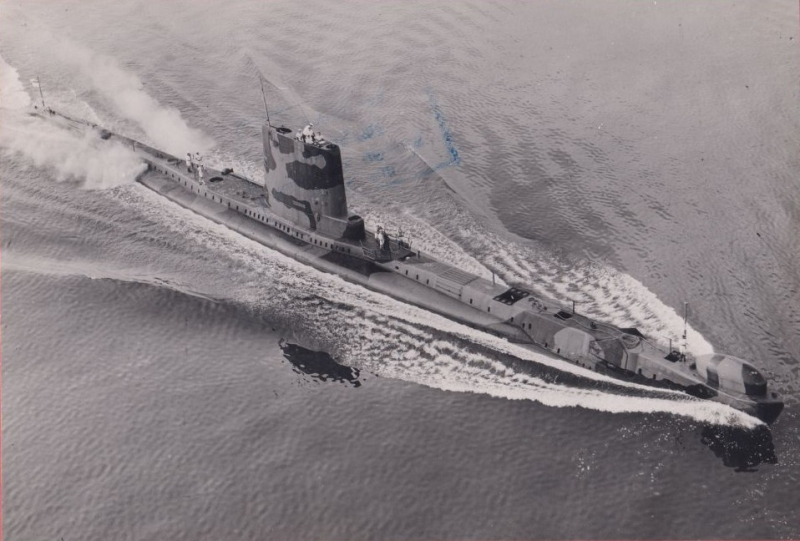 HMS Alliance making waves as it moves through the water. 