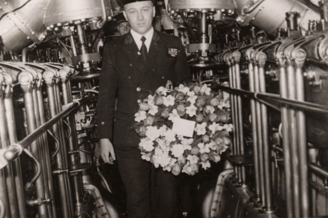 Submariner holding a remembrance wreath. 